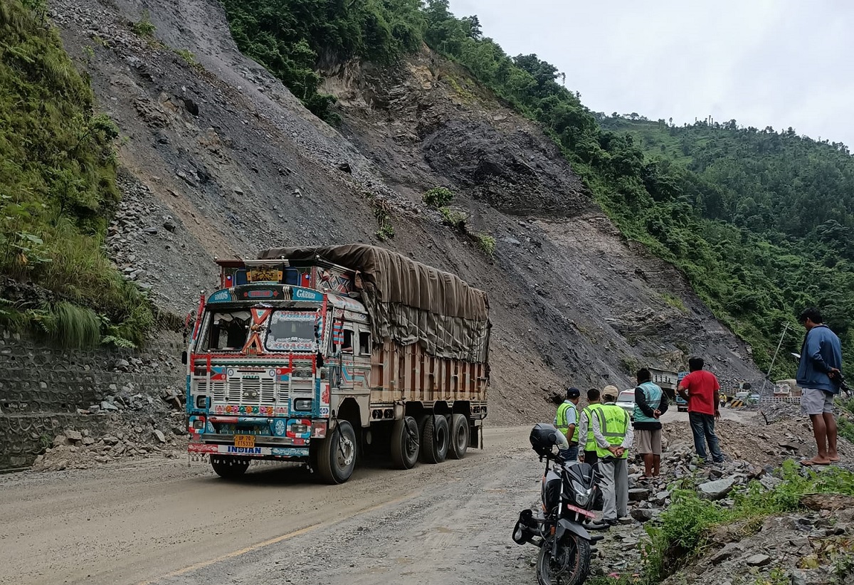 नारायणघाटदेखि काठमाडौंसम्म ट्रेलर लगायतका ठूला सवारी सञ्चालनमा रोक