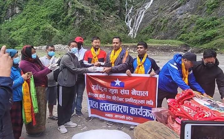 मनाङ्गमा राष्ट्रिय युवा संघ नेपालको राहत हस्तान्तरण