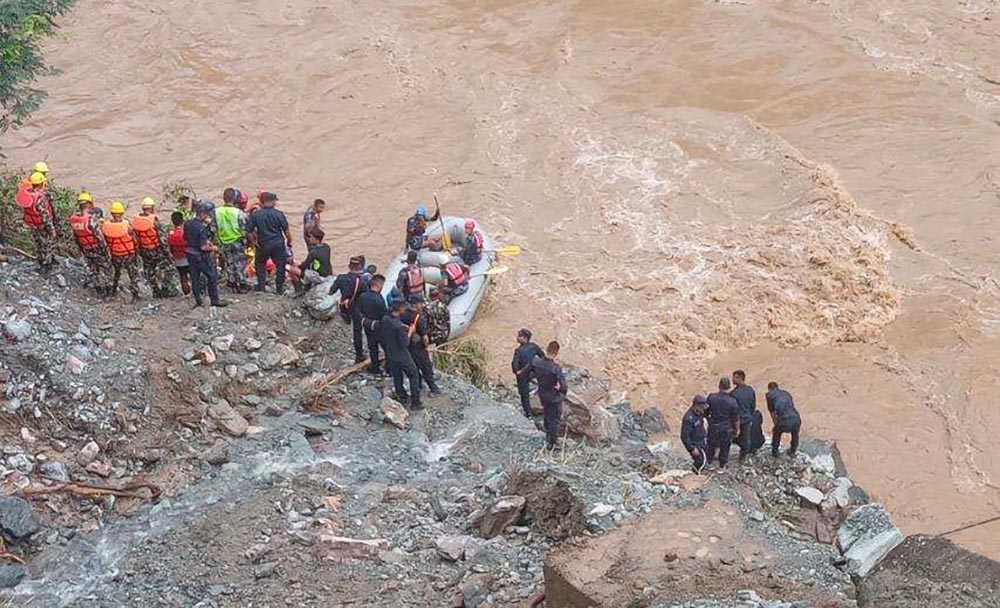 त्रिशुलीमा हराइरहेको बस केराबारीमा फेला परेको आशंका