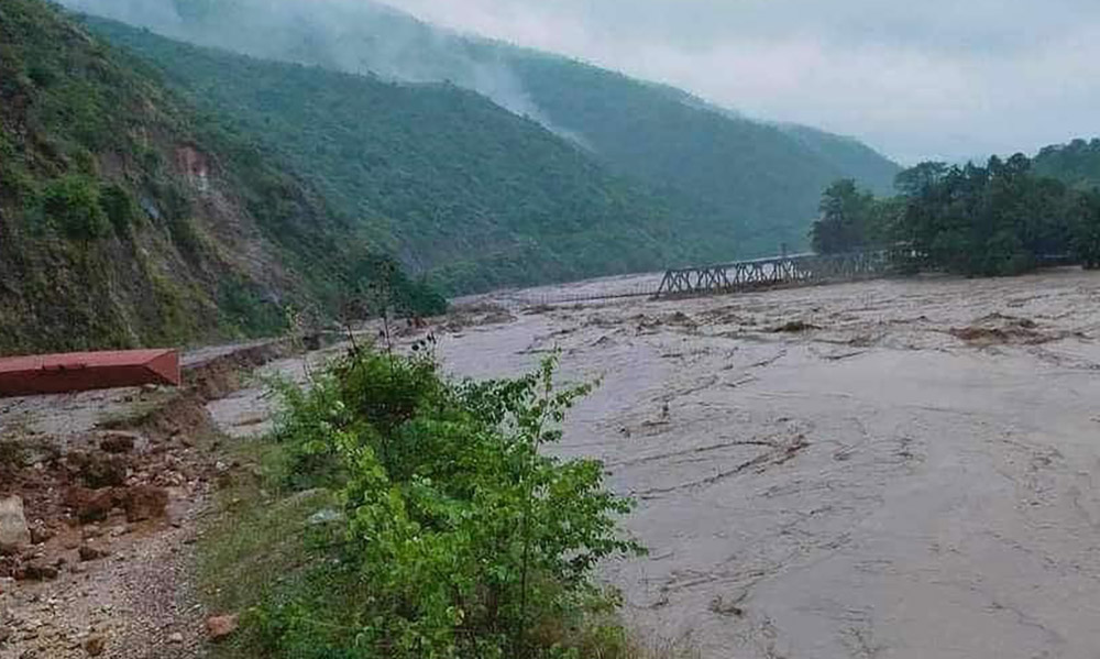 खुर्कोट र रामेछाप जोड्न बेलिब्रिज निर्माण हुँदै, हेटौंडाबाट ५  ट्रकमा समान लगिँदै