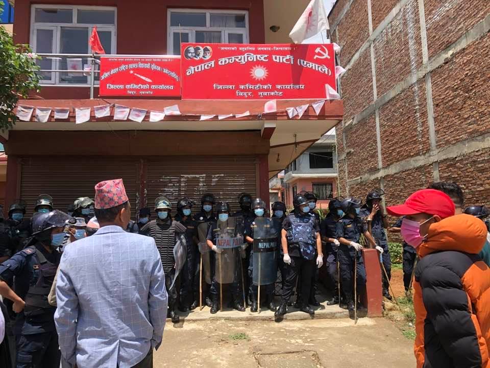 तत्कालै बैठकस्थल छोड्न माधव नेपाल समूहलाई प्रहरीको दबाब
