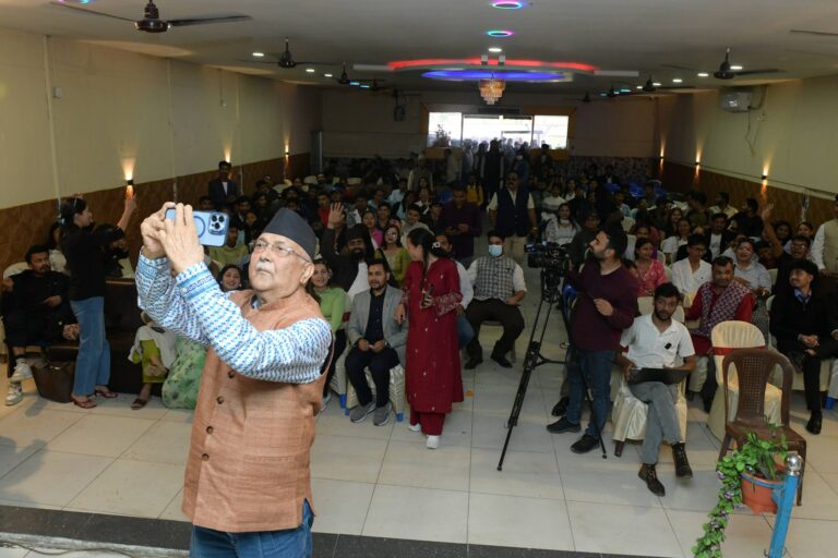 विद्यार्थीसँग सेल्फी खिच्दै एमाले अध्यक्ष ओली