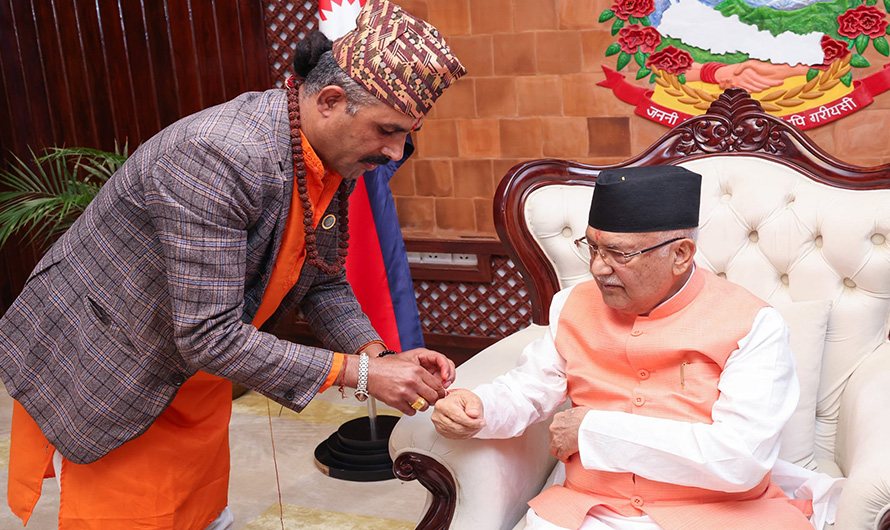 प्रधानमन्त्री ओलीद्वारा जनैपूर्णिमाको शुभकामनासहित रक्षाबन्धन ग्रहण