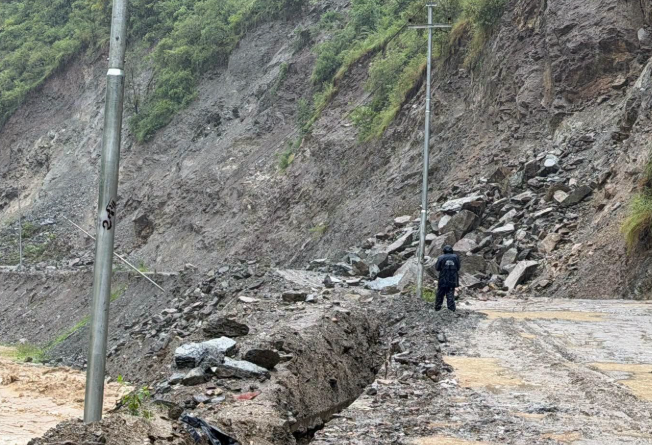 अविरल वर्षाका कारण देशभरका प्रमुख राजमार्ग अवरुद्ध, धेरै ठाउँमा रात्रिकालीन सवारीमा रोक