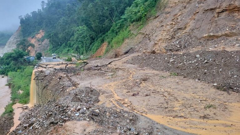 बाढी र पहिरोले देशभरका ७ सडक पूर्ण अवरुद्ध