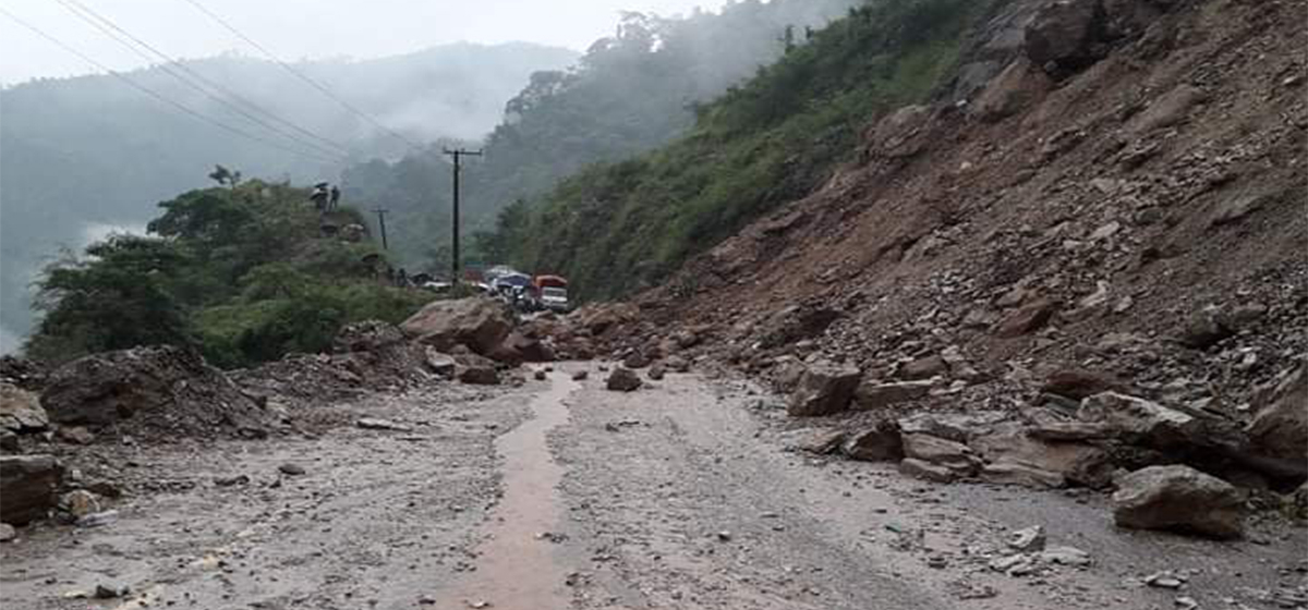 मुग्लिन नजिकै पहिरो जाँदा पृथ्वी राजमार्ग अवरूद्ध