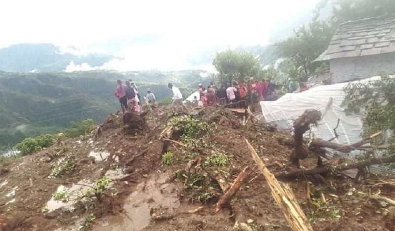 पहिरोले पुरिएर संखुवासभामा एकै परिवारका दुई जनाको मृत्यु