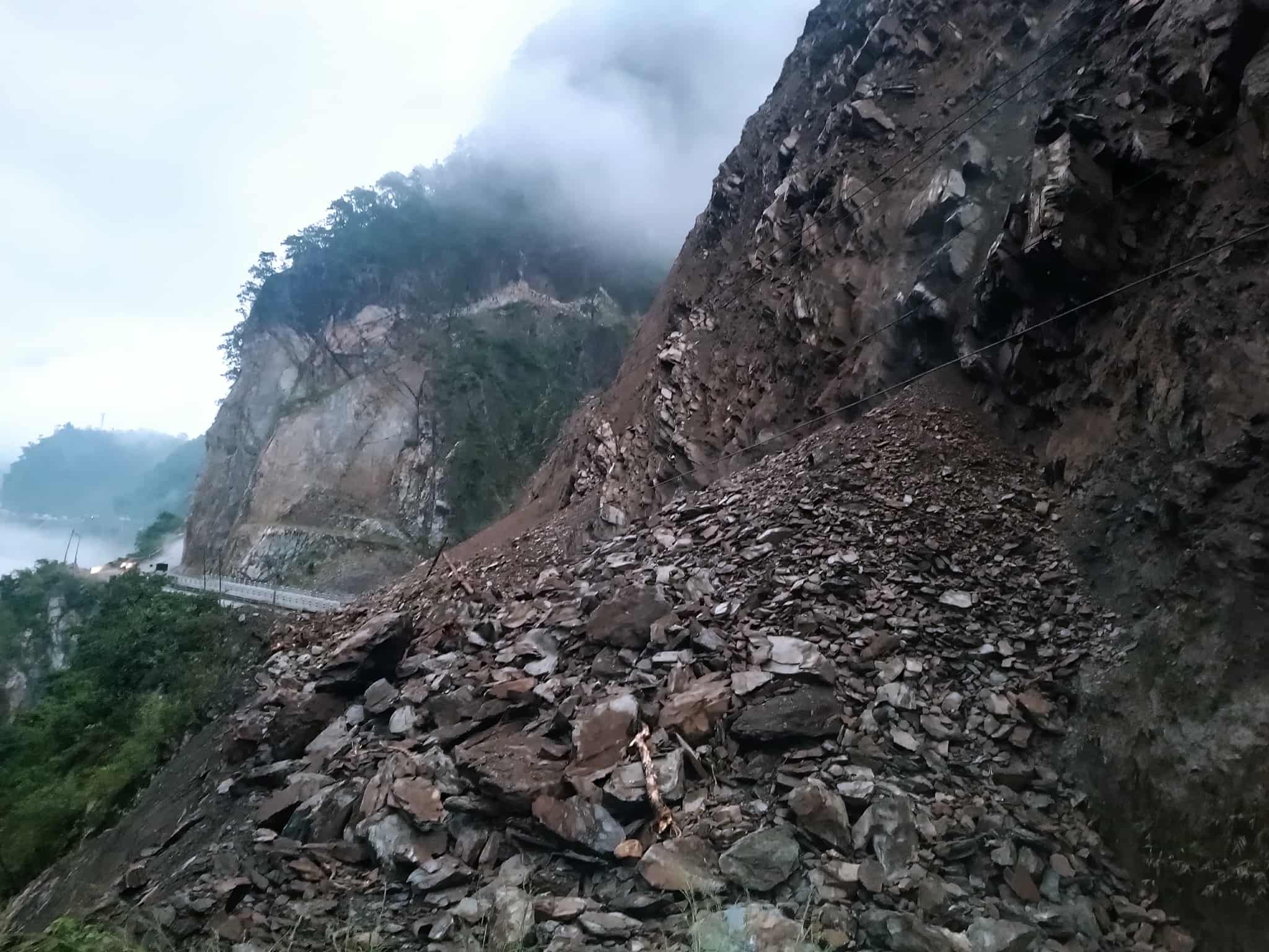 तुइन खोलामा खसेको पहिरोका कारण नारायणगढ-मुग्लिन  सडक अवरुद्ध
