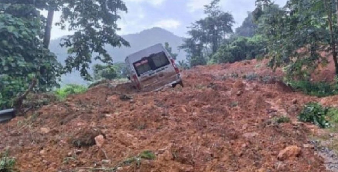 पहिरोले गाडी पुरिंदा ७ जनाको मृत्यु