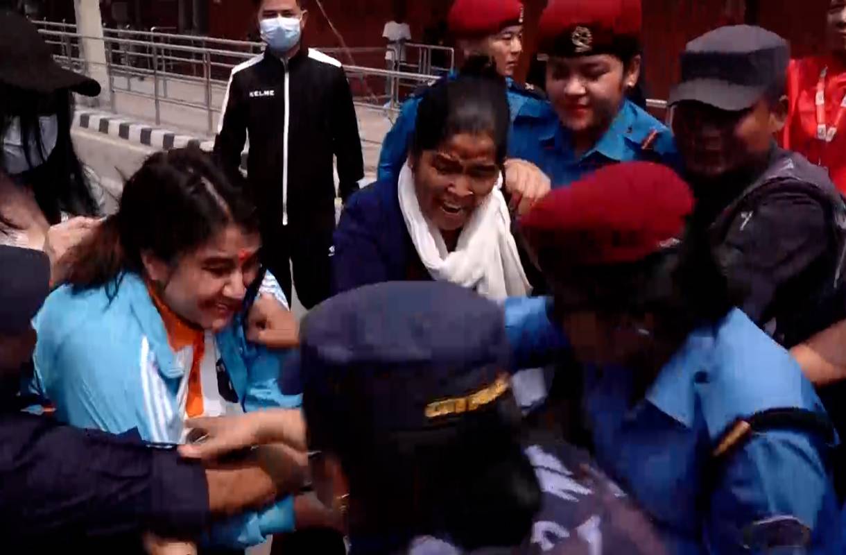 रुसी सेनामा कार्यरत नेपालीको जीवन रक्षाको माग गर्दै सिंहदरबार अगाडि प्रदर्शन