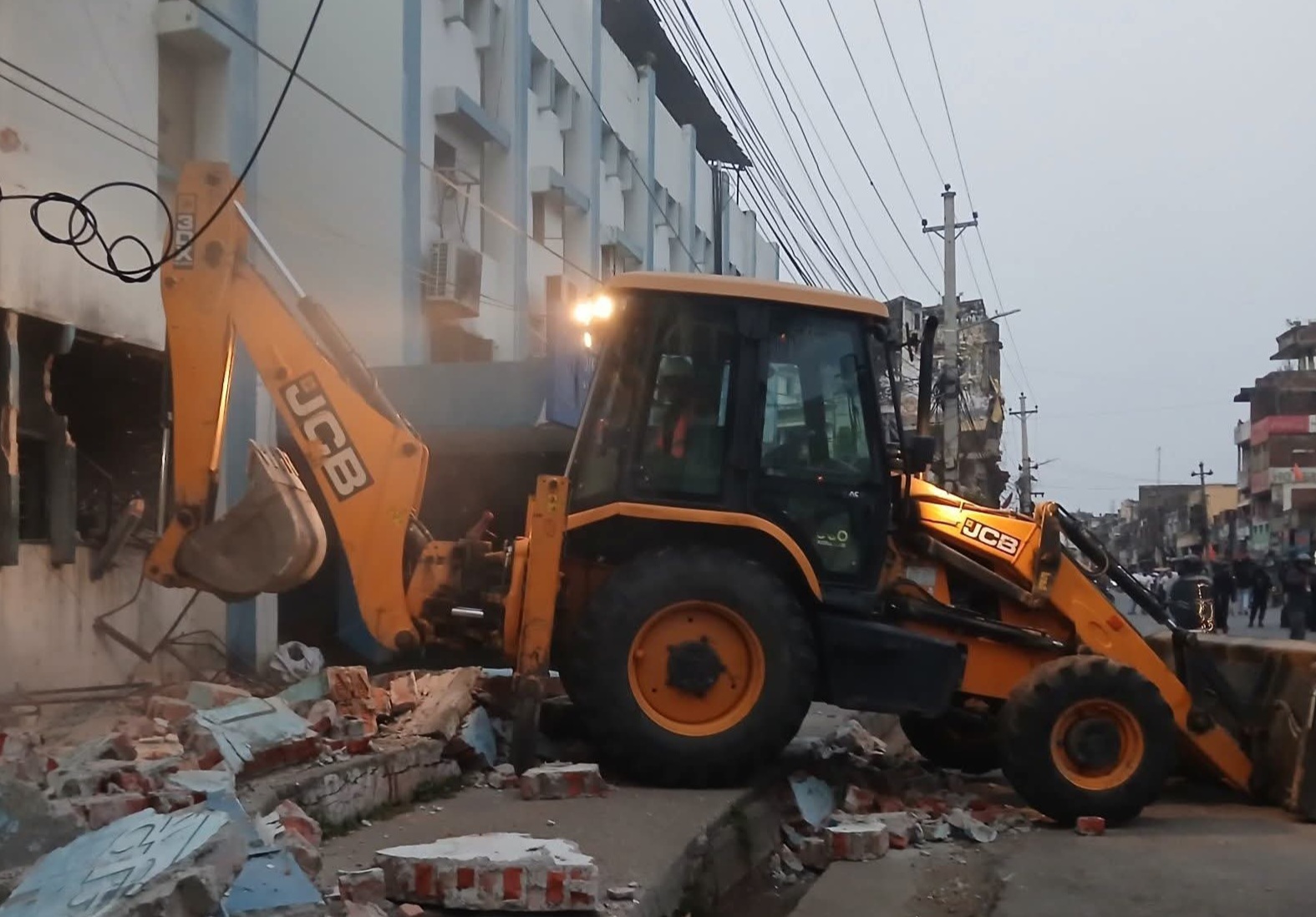 वीरगंजमा बिहानै घरटहरा भत्काउन सुरु