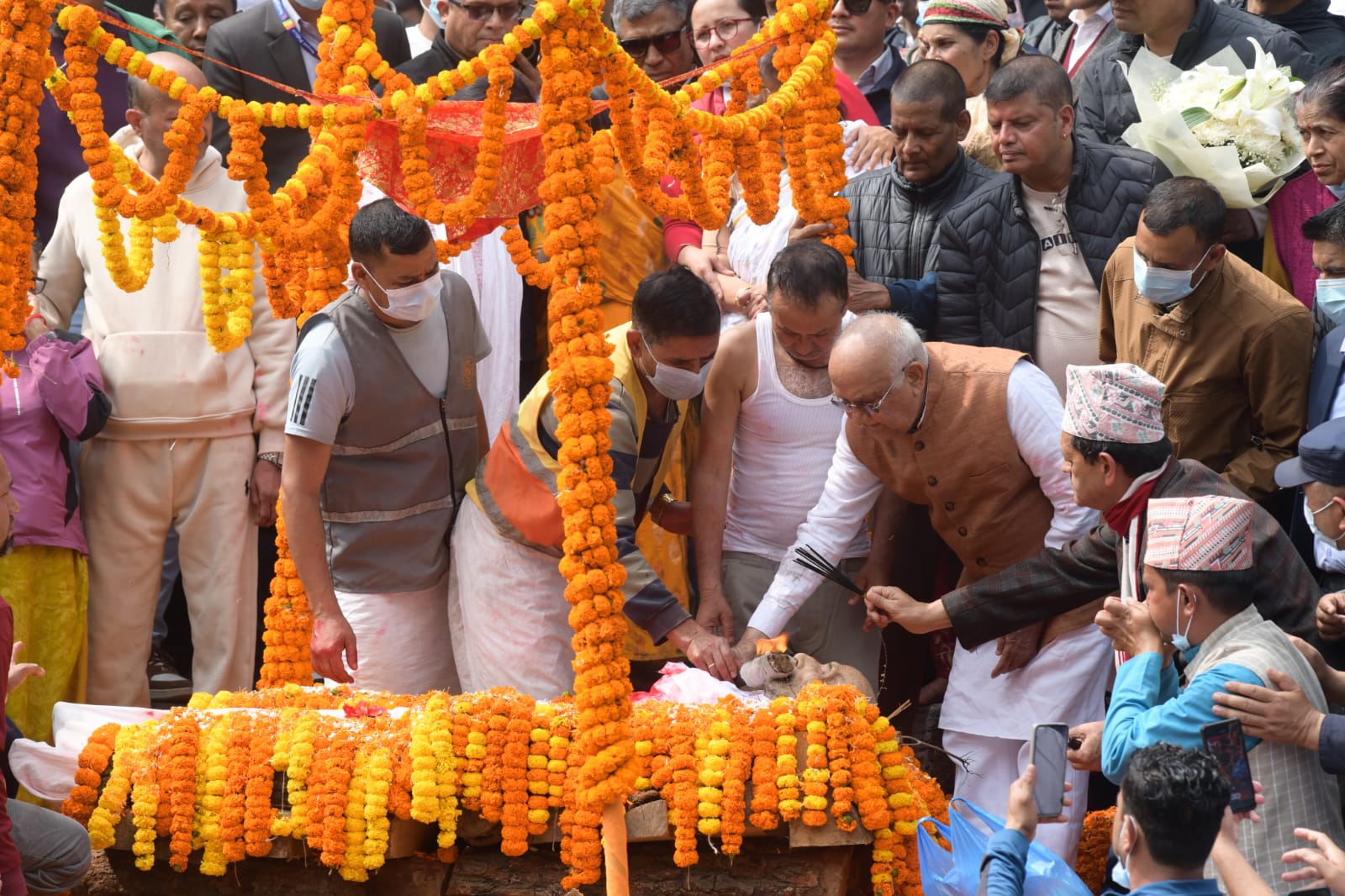 ओलीका पिता मोहनप्रसाद ओलीको पशुपति आर्यघाटमा अन्तेष्टि (तस्बिर)