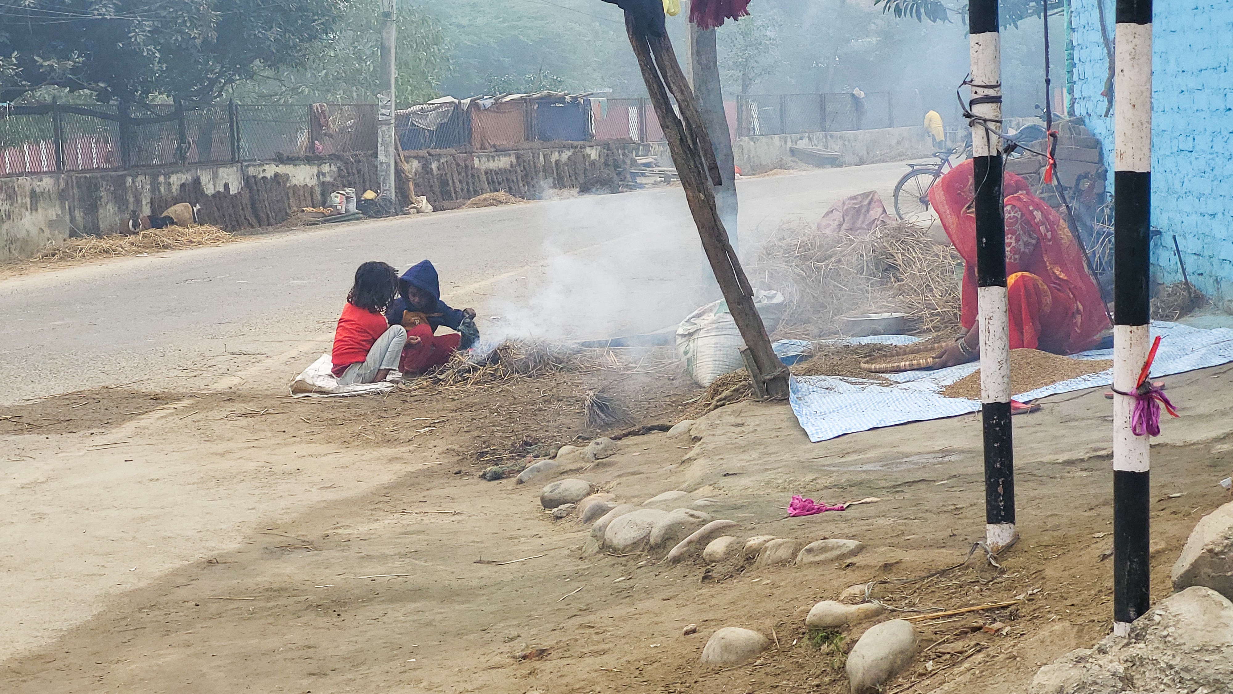 शीतलहरबाट जनजीवन प्रभावित हुनथालेपछि चोकचोकमा दाउरा बाल्न थालियो