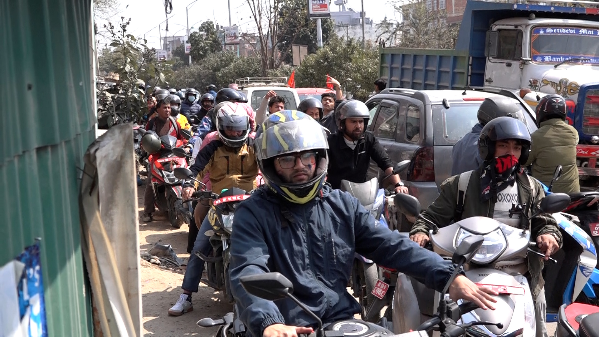 पेट्रोलियम पदार्थको अभाव हुनसक्ने आशंकमा पेट्रोल पम्पहरुमा उपभोक्ताहरुको भिड