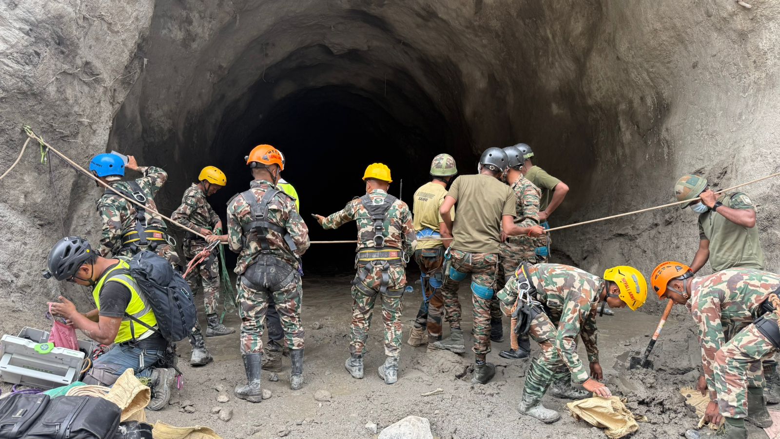 बाढी प्रभावित क्षेत्रमा नेपाली सेनाको हवाई र जमिनी उद्धार तीव्र: एकैदिन १०९ जनाको उद्धार