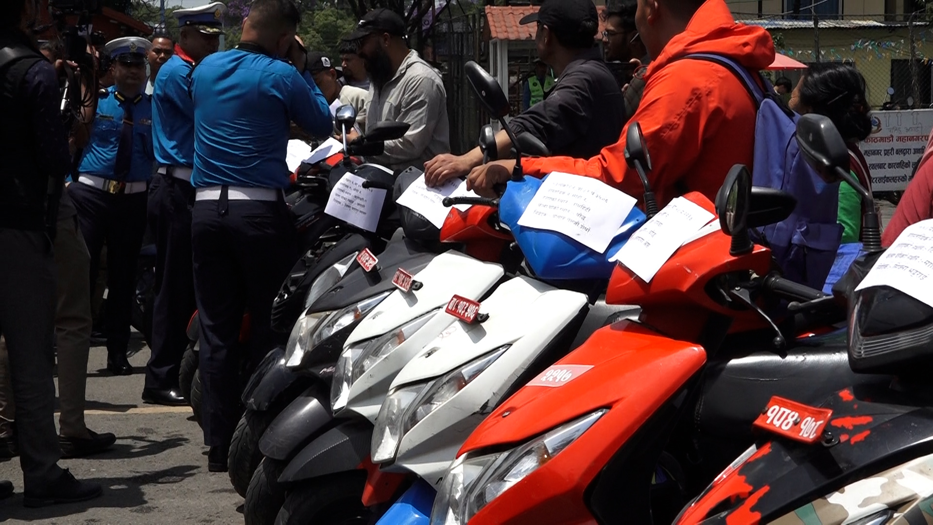 चोरी भएका ६५ मोटरसाइकल फेला पारेर ट्राफिकले गर्‍यो धनीलाई हस्तान्तरण