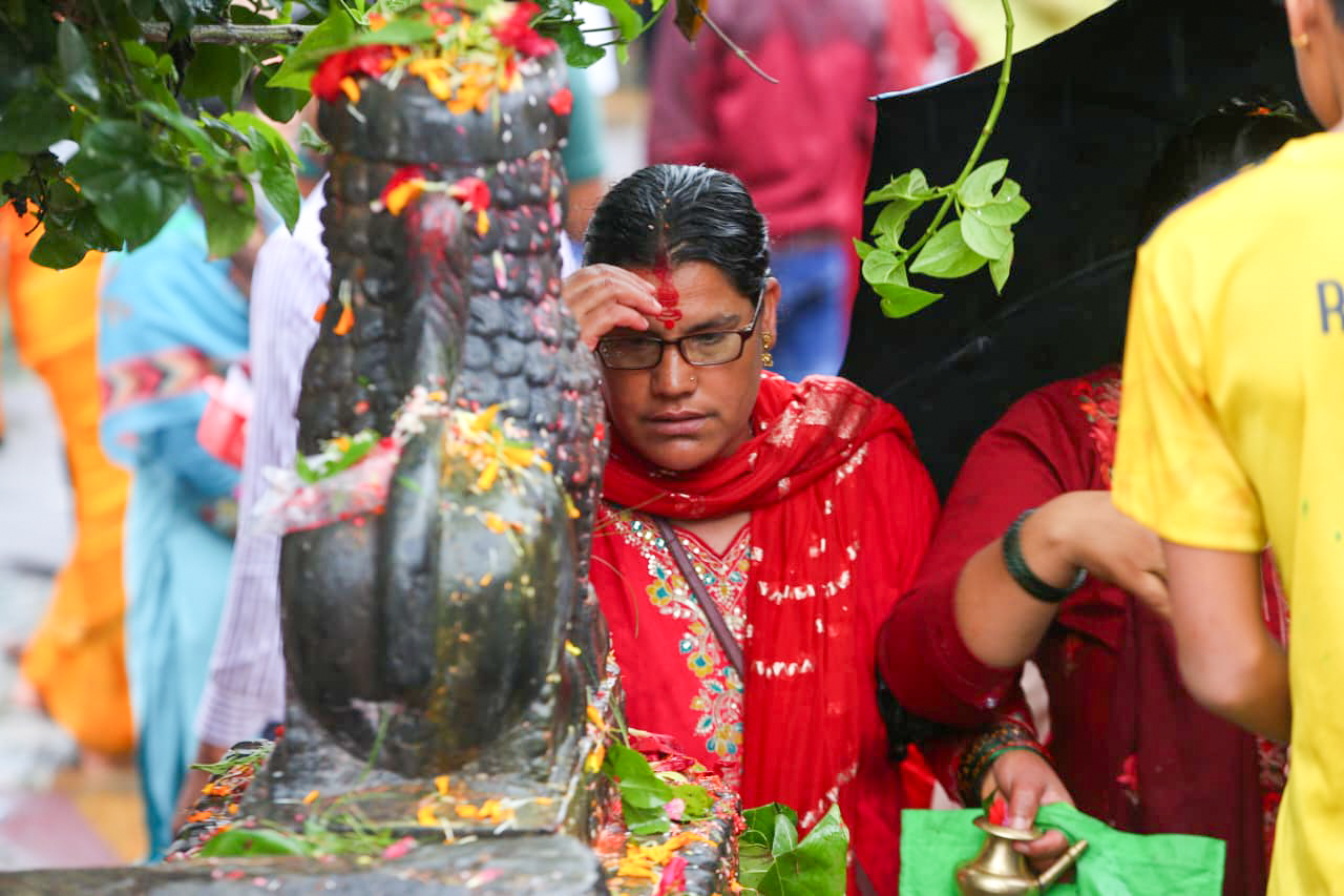 साउनको तेस्रो सोमबार पशुपतिनाथसहित देशभरका शिवालयमा भक्तजनको घुइँचो