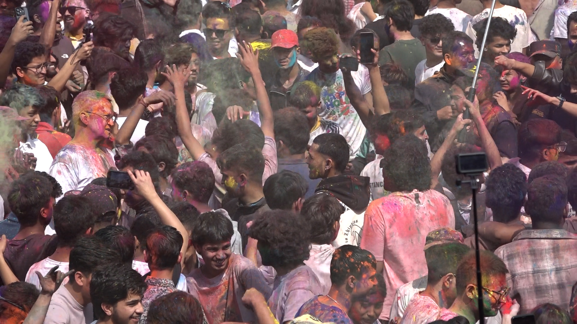 आज तराईकामा होली मनाउँदै