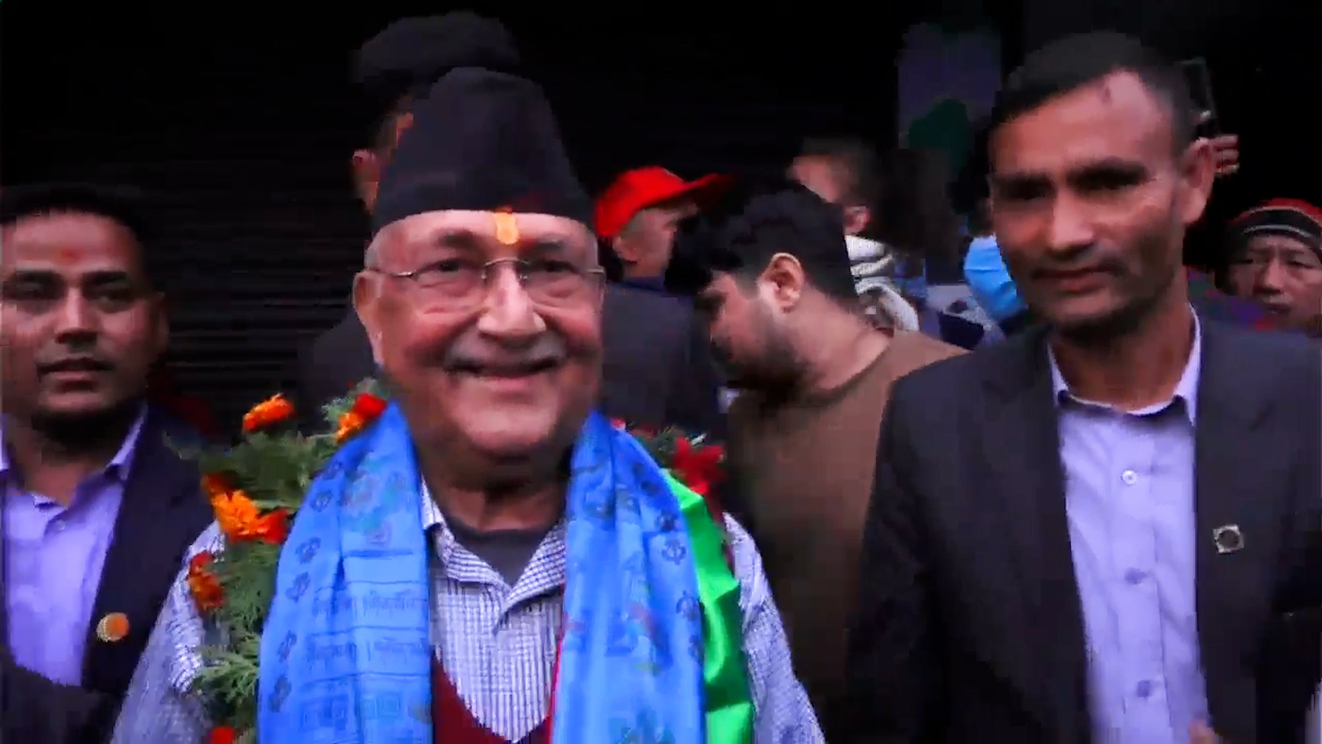 झापाली मतदातासँग साक्षात्कार गर्दै ओली