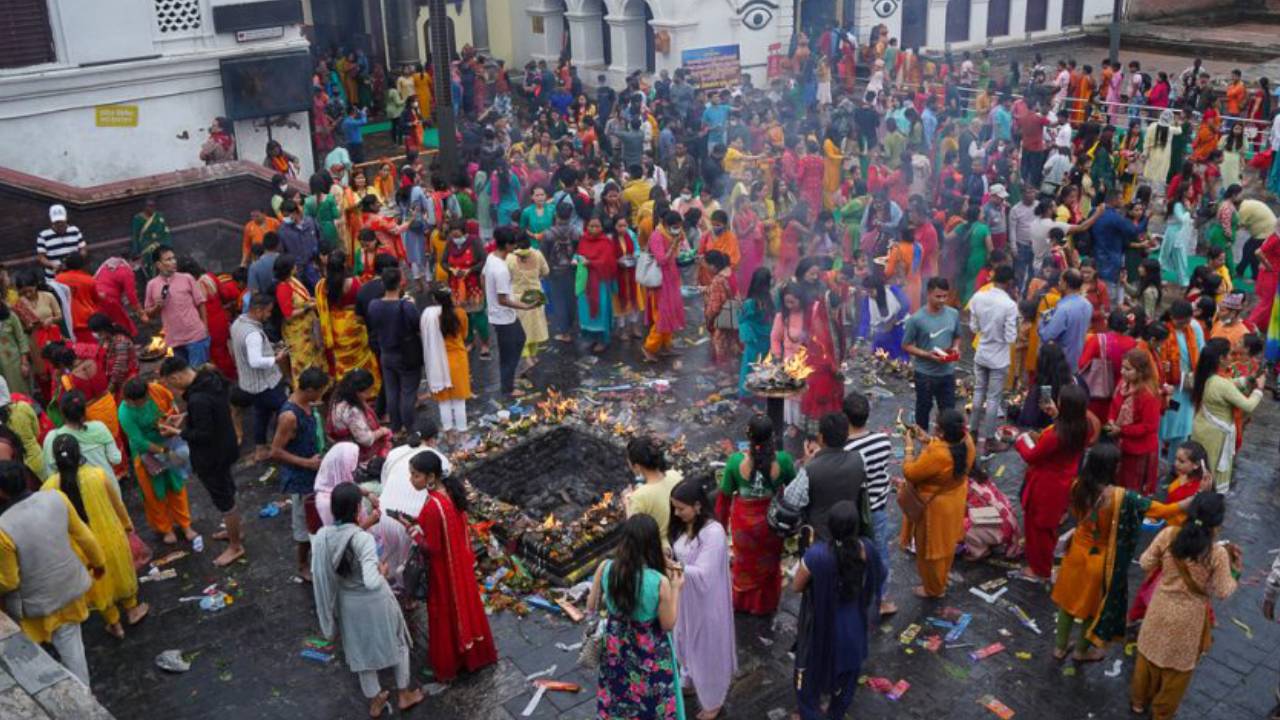 आज साउनको पहिलो सोमबार, देशभरका शिवालयमा भक्तजनको घुइँचो
