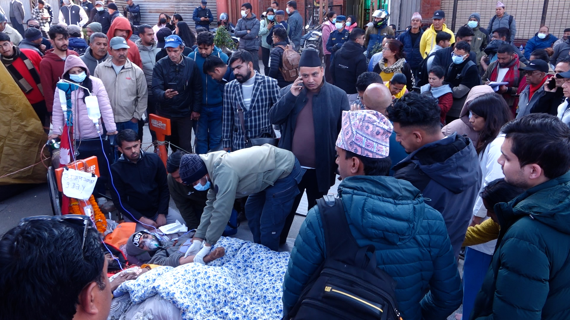 आमरण अनशन बसेका डा. निकोलस भुसालको स्वास्थ्यमा समस्या