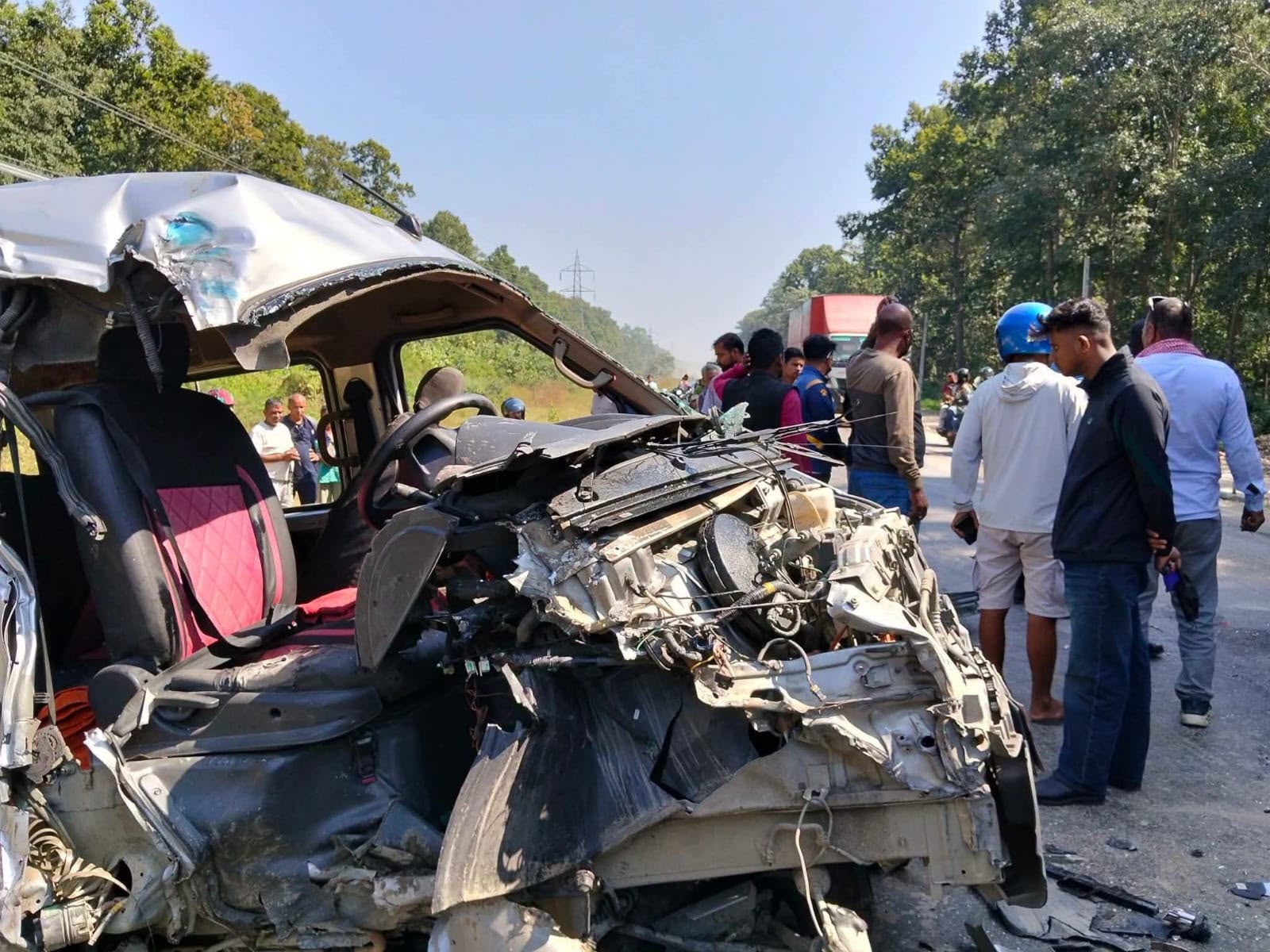 सर्लाहीको बाँकेमा ट्रक र इभी ठोक्किए, १२ जना घाइते