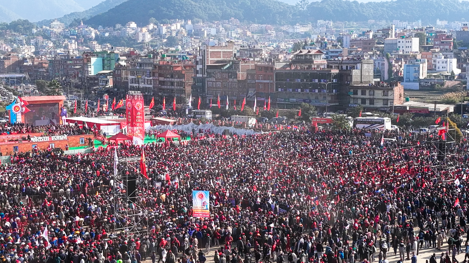 ड्रोनबाट देखिएकाे एमालेमय सल्लाघारी मैदान (फाेटाेसहित)