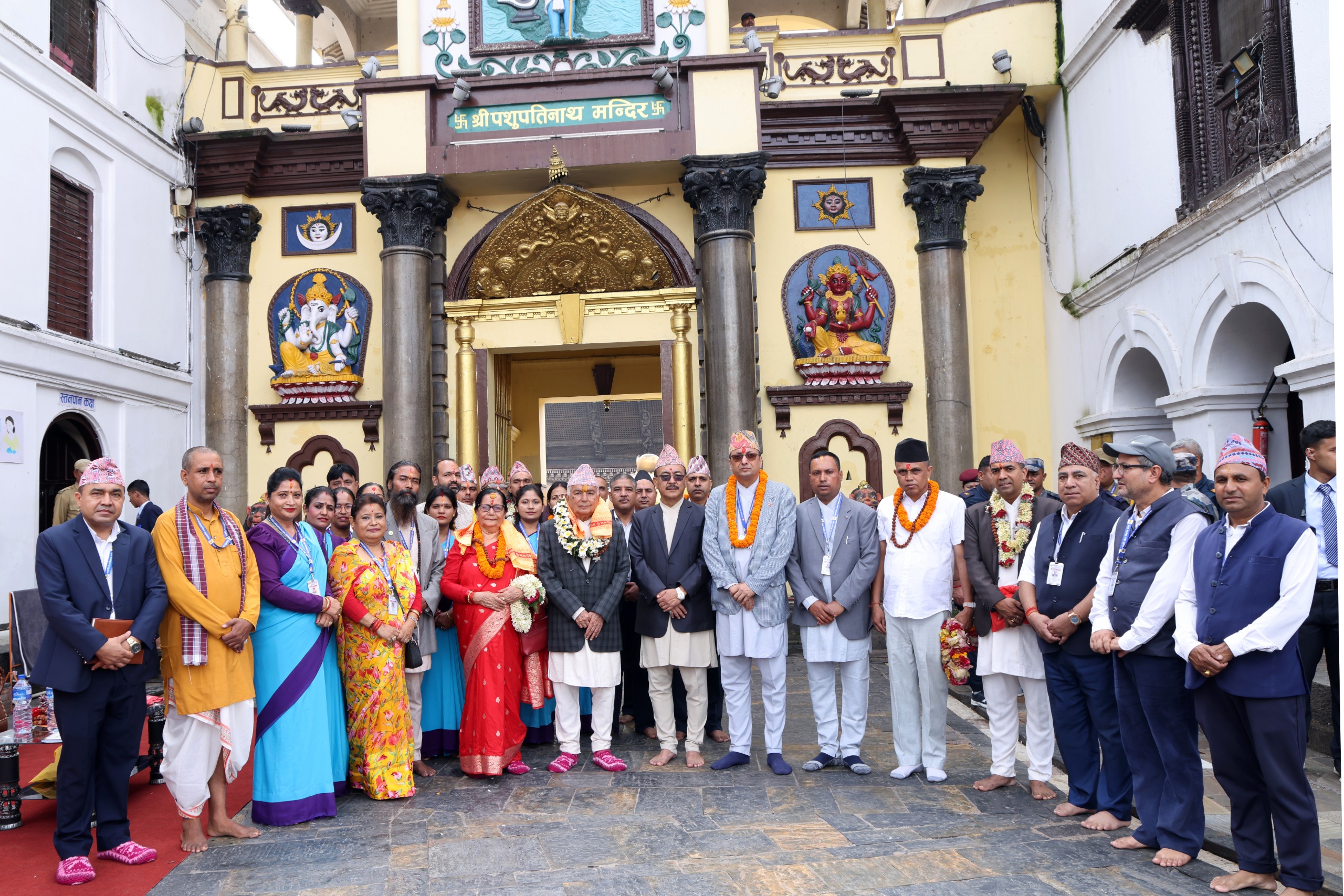 राष्ट्रपति पौडेलद्वारा देश र जनताको कल्याणका लागि पशुपतिनाथमा पूजा-आराधना
