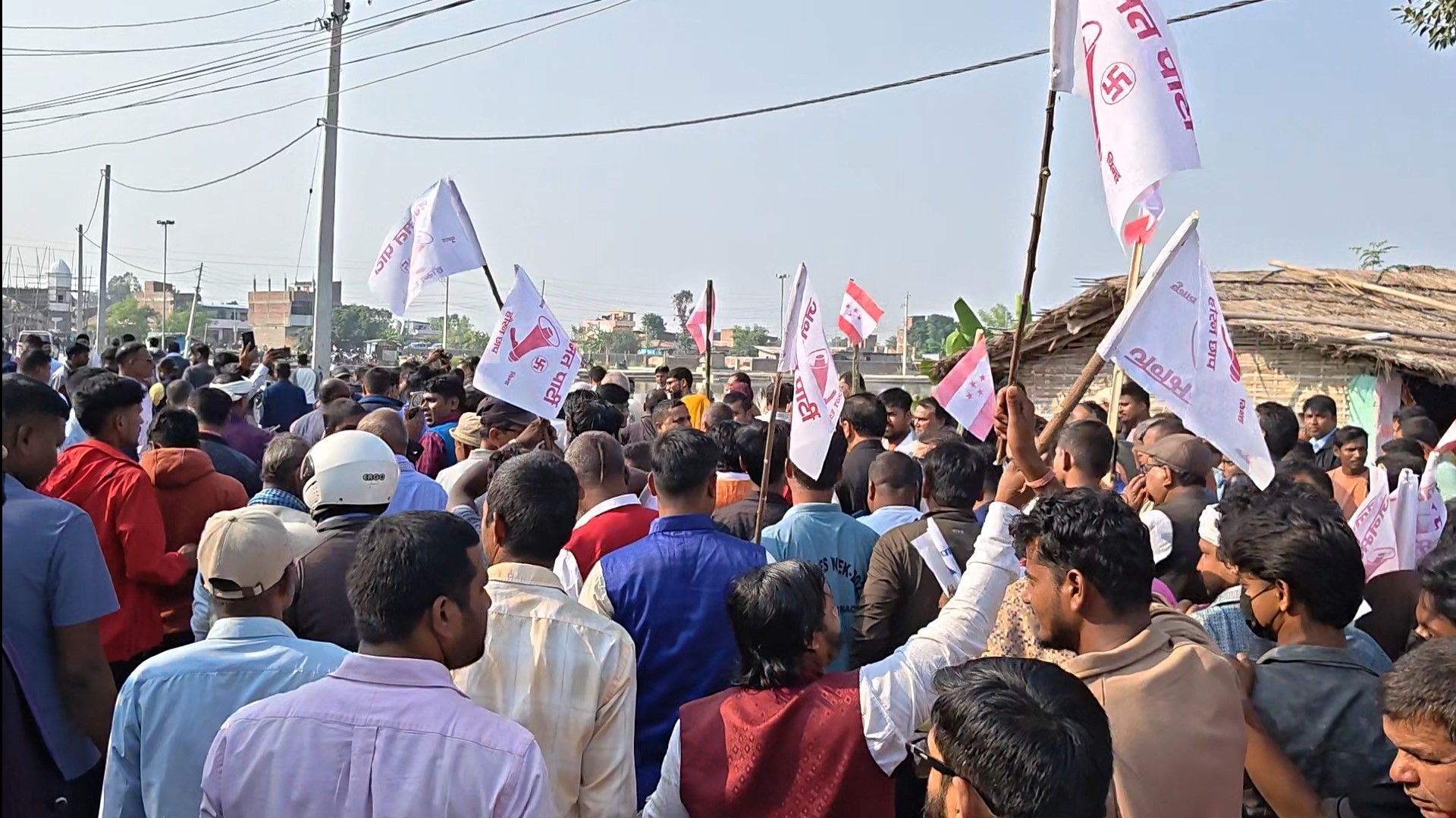 मधेस प्रदेश सभा अगाडि ७ राजनीतिक दलको विरोध प्रदर्शन, सभामुखको राजीनामा माग