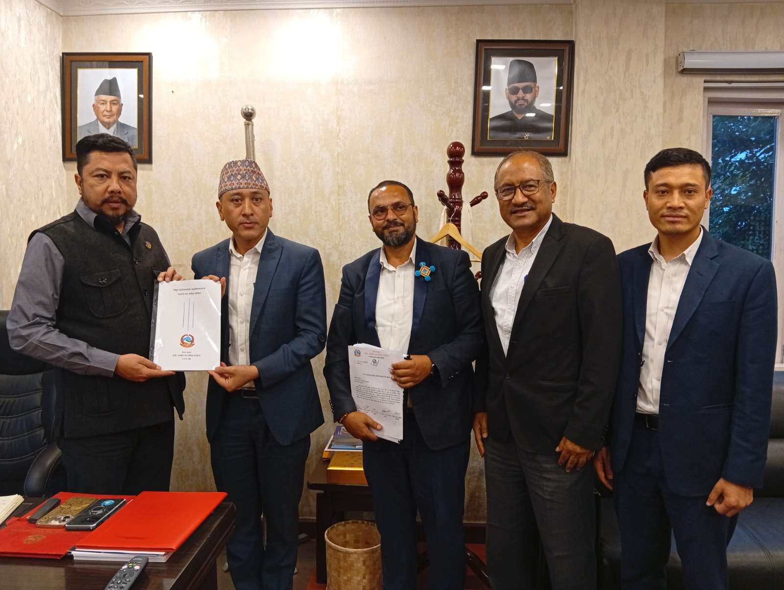 ऊर्जामन्त्री श्रेष्ठ समक्ष बुझाइयो जलविद्युत् आयोजना अनुमति पत्र समीक्षा प्रतिवेदन