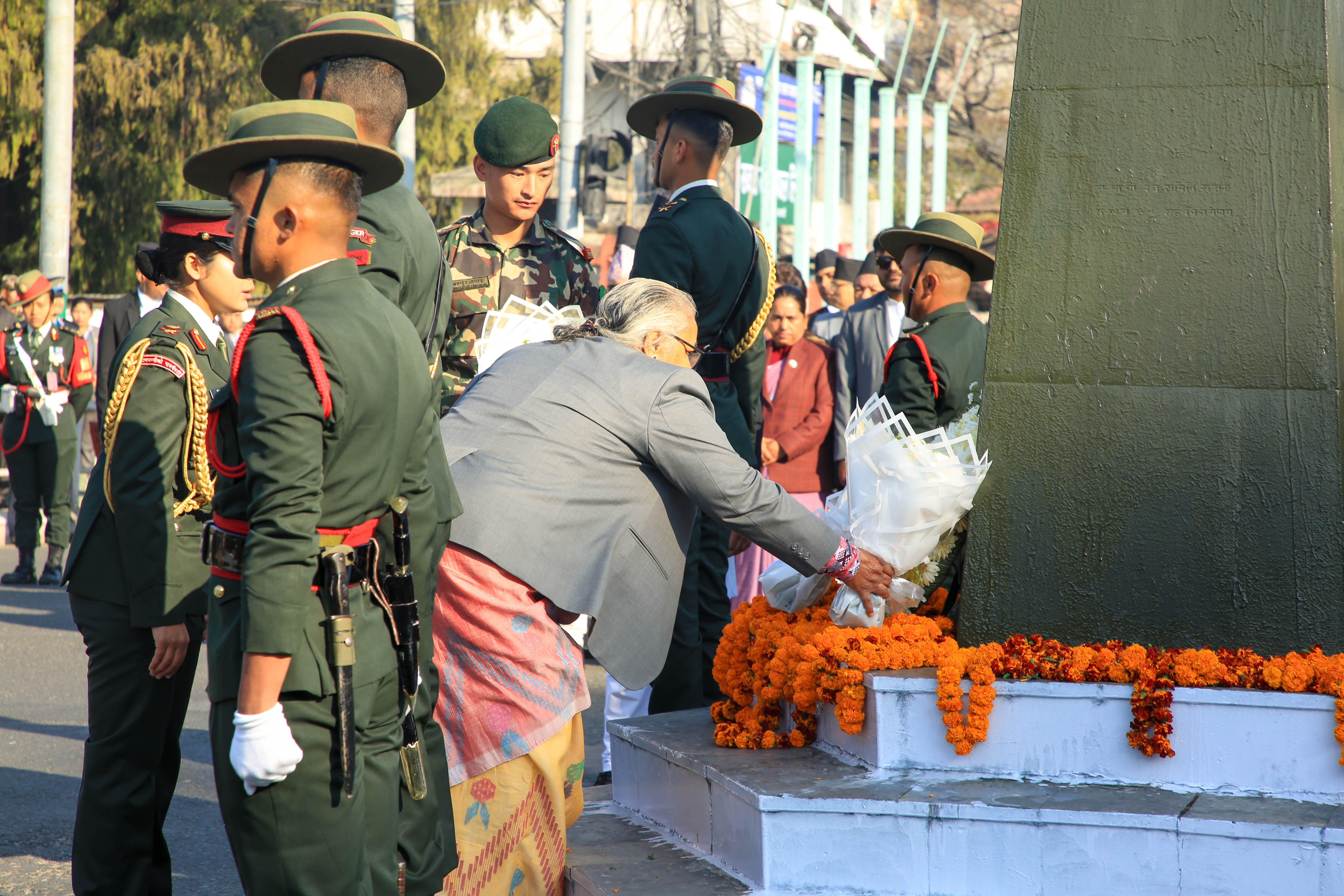 राष्ट्रपति र प्रधानमन्त्री द्वारा पृथ्वी नारायण शाहको सालिकमा माल्यार्पण
