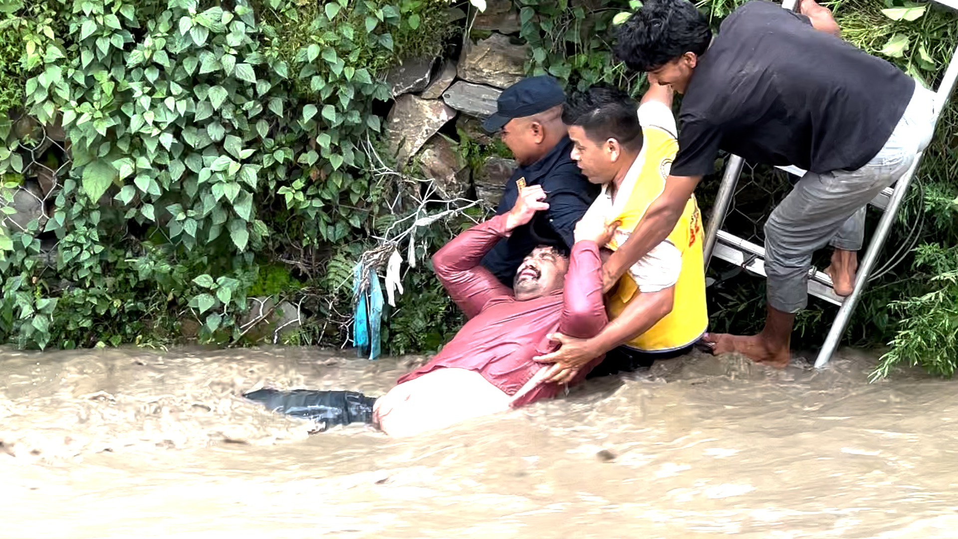 धोबीखोलामा खसेका ३१ वर्षीय युवाको प्रहरीद्वारा उद्धार