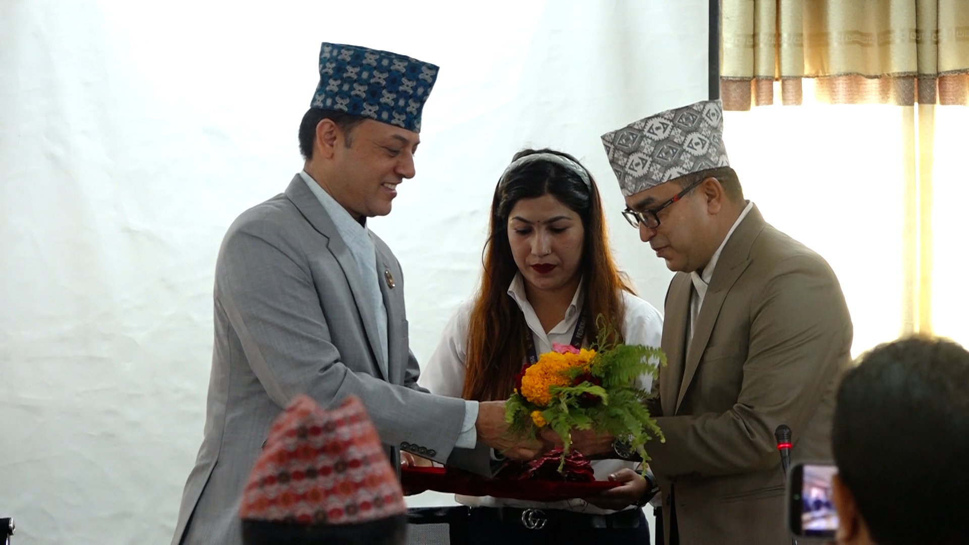 प्रतिनिधिसभाका नवनियुक्त सचिव प्रकाश अधिकारीले लिए शपथ