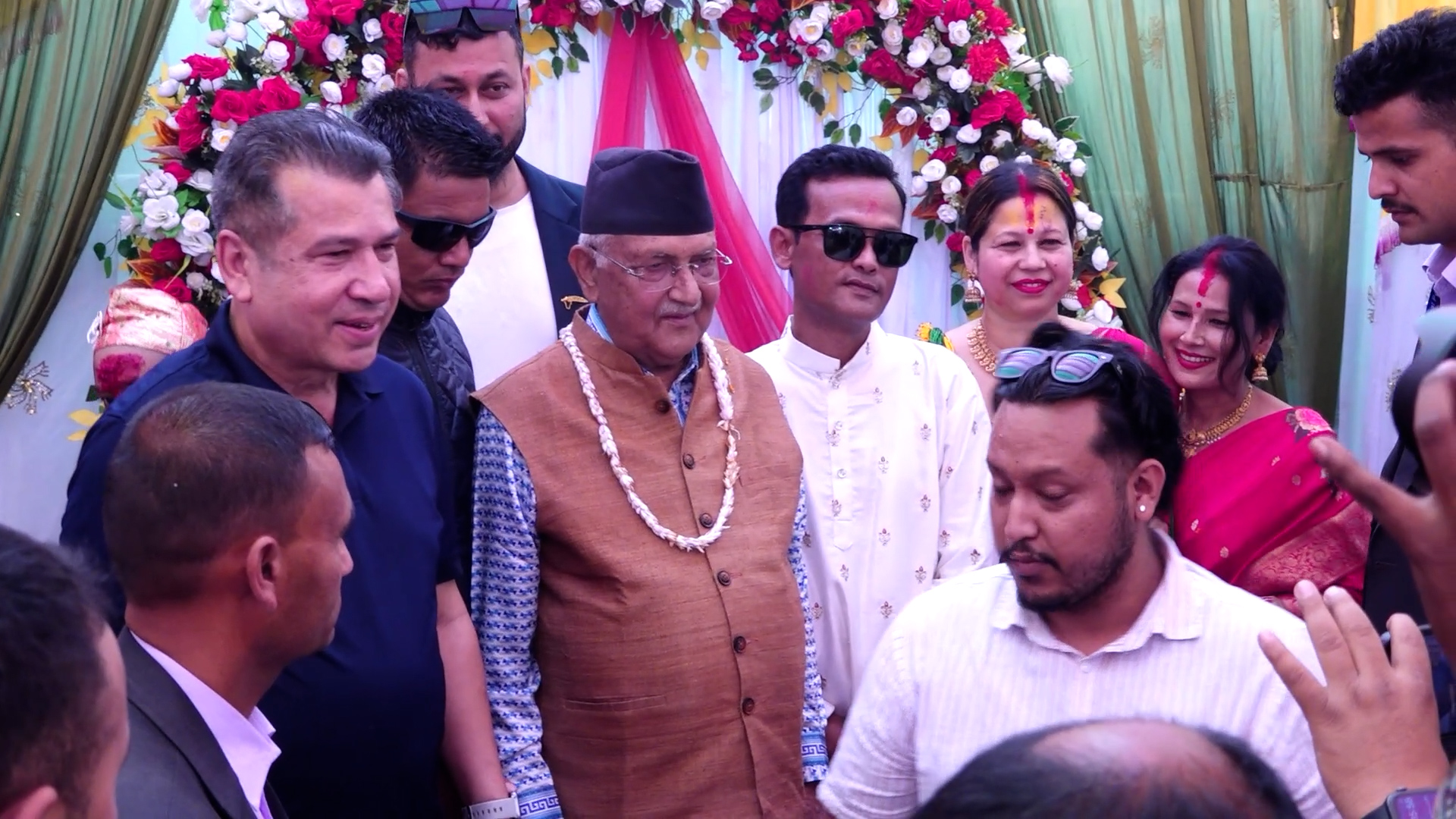 झापा ५ का विभिन्न टोलमा पुगेर मतदातसँग भेट्दै ओली