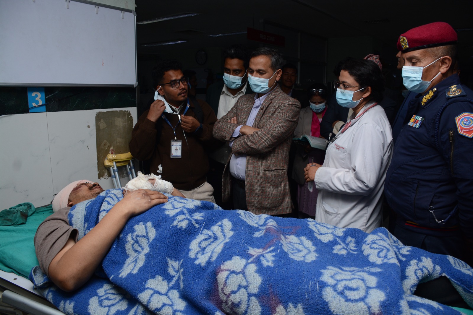 गृहमन्त्री अर्यालद्वारा धादिङ बस दुर्घटनाका घाईतेको अवस्थाबारे जानकारी