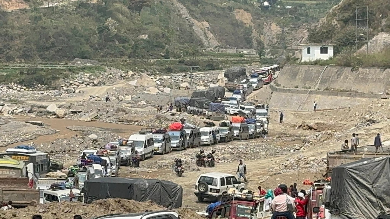 वर्षा सुरु भएसँगै बीपी राजमार्गमा सवारी आवागमन ‘होल्ड’, उच्च सतर्कता अपनाउन प्रहरीको आग्रह