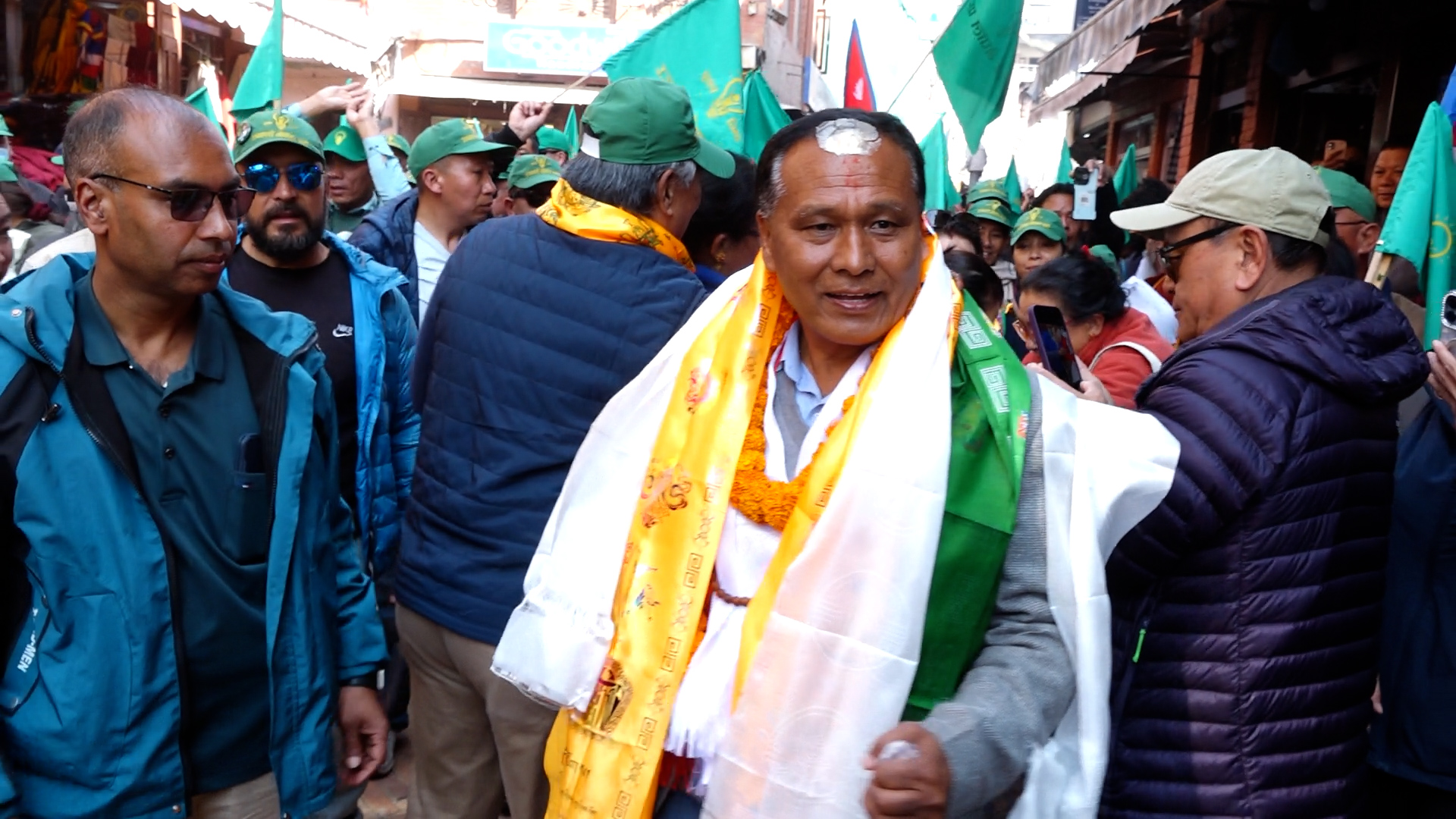 काठमाडौं ३ मा घरदैलो गरेका मतदाता भन्छन् : ‘कुलमानले हारे देश हार्छ’