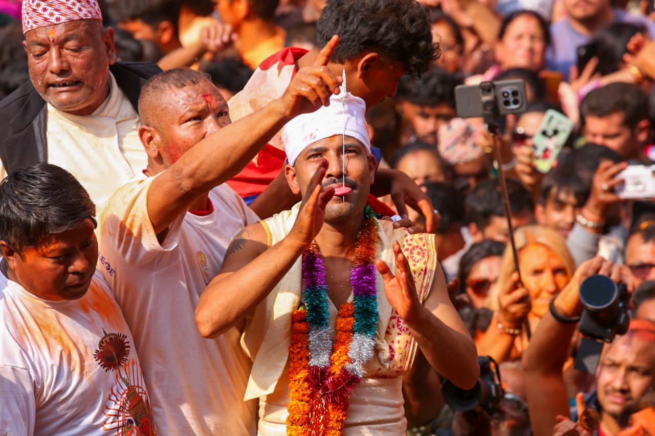 दश इन्च लामो सियोले जिब्रो छेडेर यसरी घुमे टोलटोलमा सुजन…