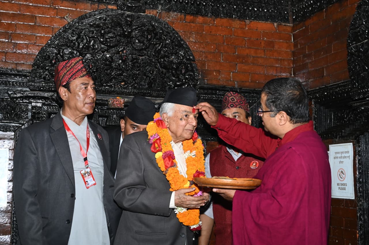 राष्ट्रपति पौडेलद्वारा इन्द्रजात्रा समापन समारोहमा जीवित देवी कुमारीको दर्शन र प्रसाद ग्रहण