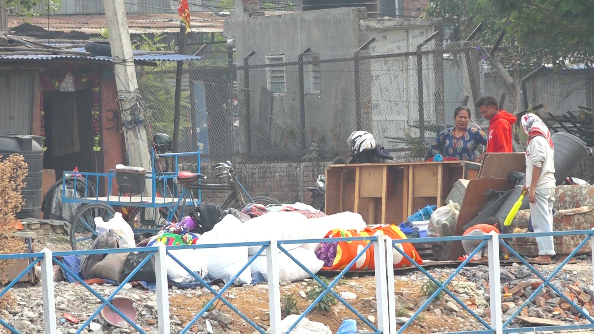 सुकुमवासीहरुले आफू बसेको घर खाली गर्दै सामान सार्न थाले