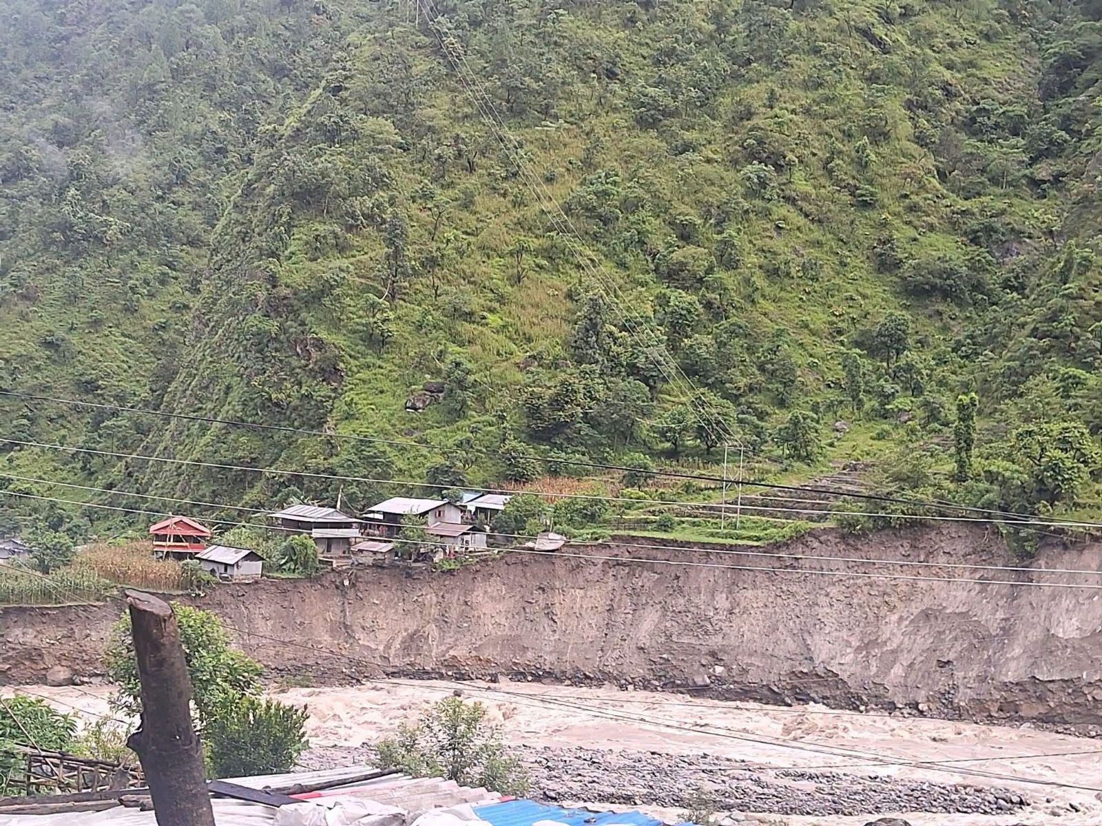 खारे खोलाले जमिन कटान गरेपछि दोलखाको लोगटा बस्तीका १५ घर उच्च जोखिममा, विस्थापितलाई सुरक्षित स्थानमा सारियो