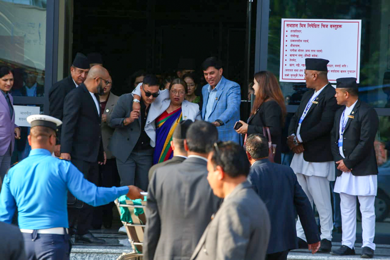 संसद भवन परिसरमा चिप्लिएर सांसद बसुमाया तामाङ घाइते, अस्पताल भर्ना