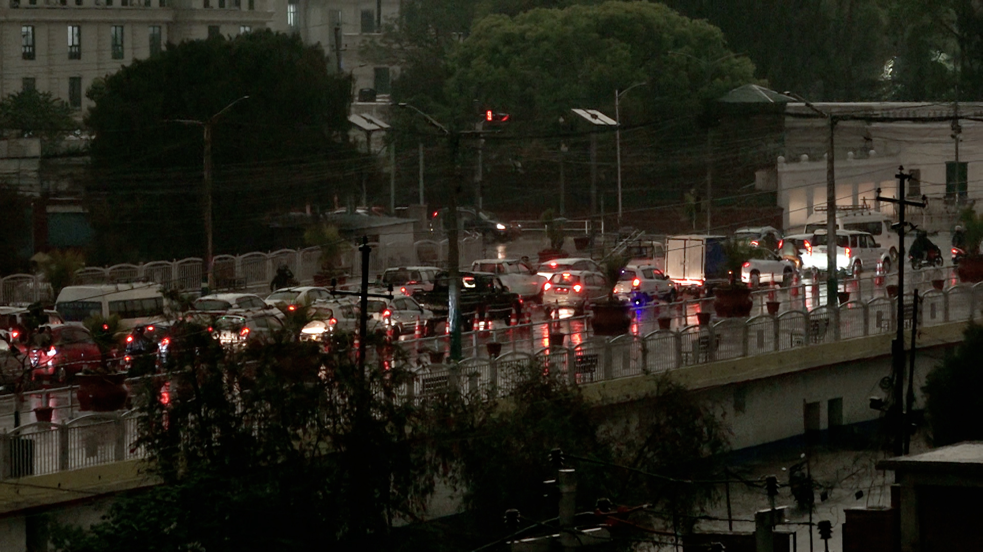 वर्षाले काठमाडौंमा ट्राफिक जाम बढ्यो, सुरक्षित यात्रा गर्न आग्रह