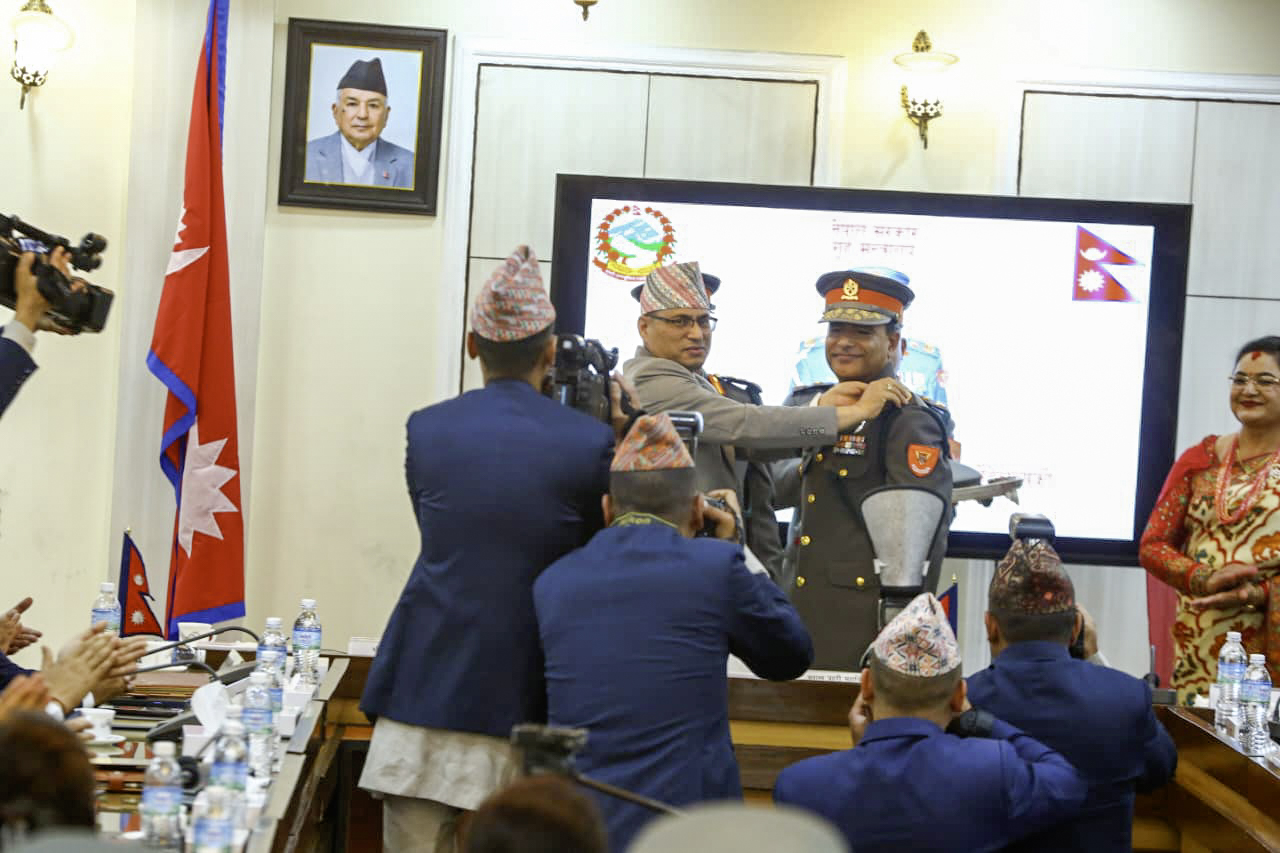 सशस्त्र प्रहरीका महानिरीक्षक पौडेलले लगाए दर्ज्यानी चिह्न