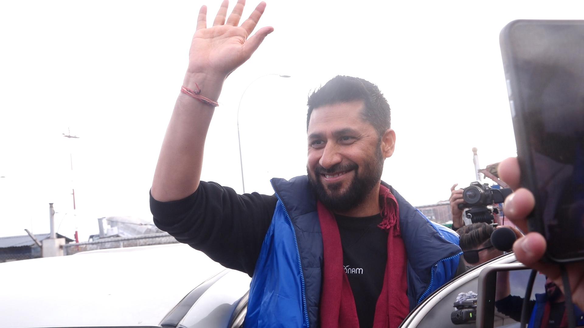 काठमाडौं आइपुगे रवि लामिछाने, विमानस्थलमा नाराबाजीसहित स्वागत