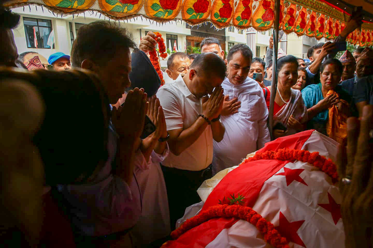 स्वर्गीय गोपालमान श्रेष्ठप्रति सानेपा पुगेर नेता-कार्यकर्ताद्वारा अन्तिम श्रद्धाञ्जली