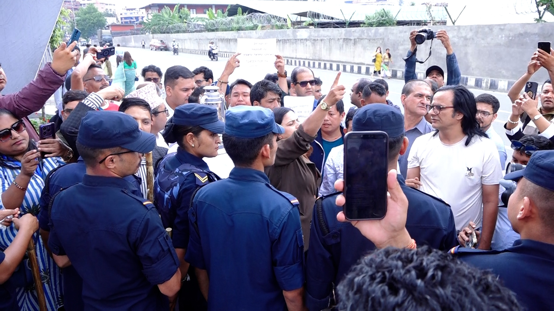 पत्रकार किशोर श्रेष्ठको रिहाइको माग गर्दै काठमाडौँ प्रहरी परिसरमा महासंघको धर्ना