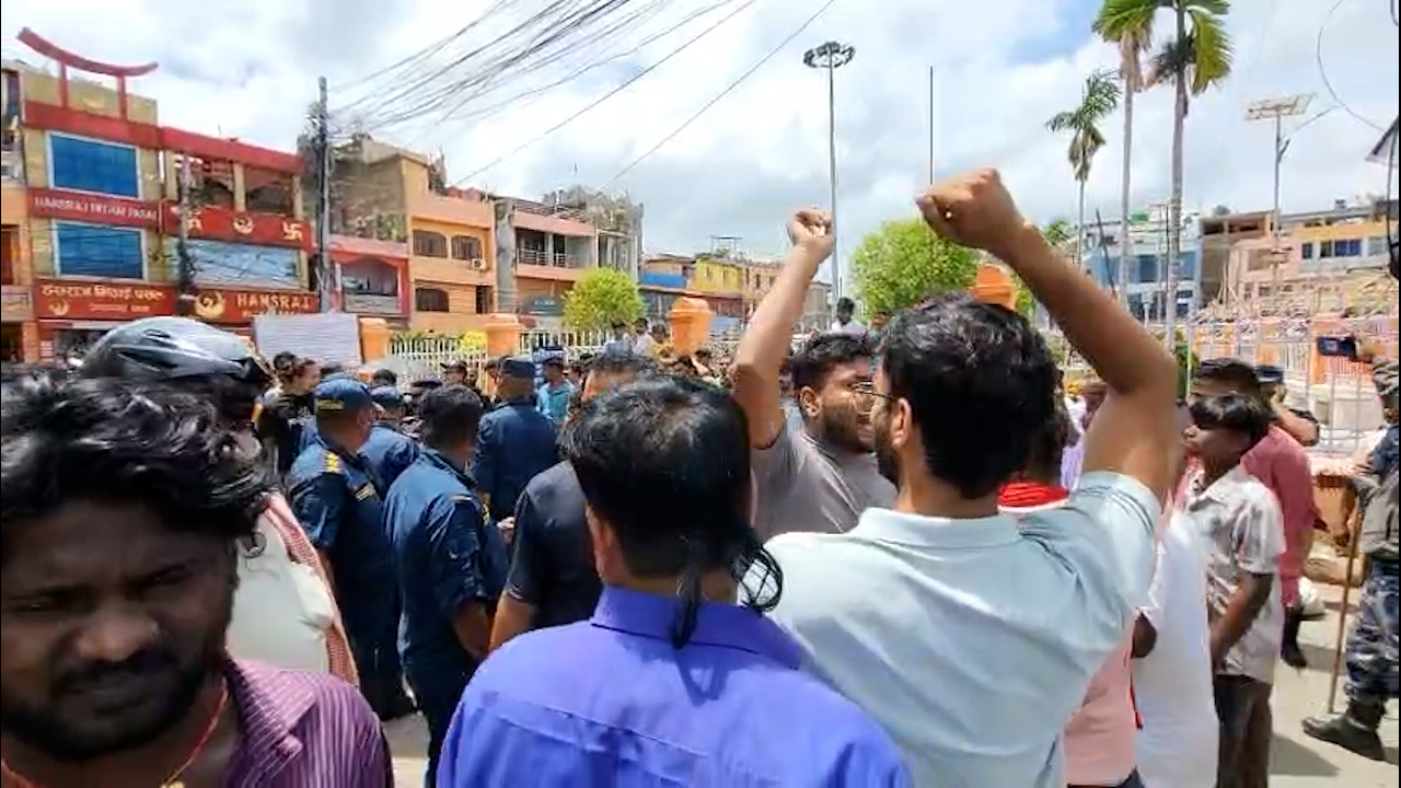 जानकी मन्दिर परिसरमा श्रम संस्कृति पार्टी र हिन्दु सम्राट सेनाका कार्यकर्ताबीच विवाद, साम्पाङका समर्थकलाई प्रहरीले हटायो