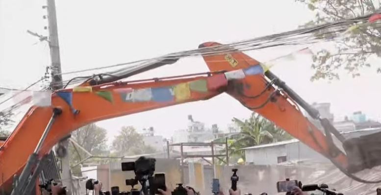 सुकुम्बासी बस्तीमा डोजर चल्यो