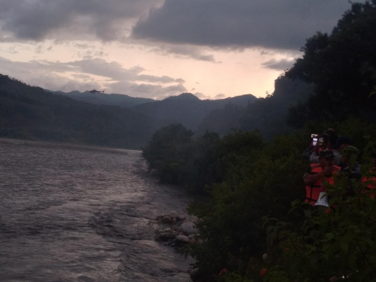 भेरी नदीको टापुमा फसेका चार जनाको हेलिकोप्टरबाट सकुशल उद्धार
